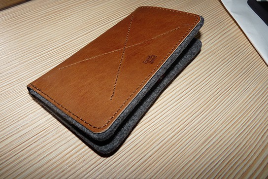 Hard Graft iPhone Wallet with iPhone 4 closed 544px