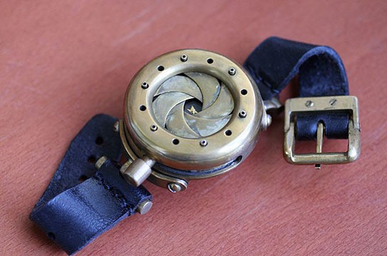 Steampunk Wristwatch with iris cover 544x360px