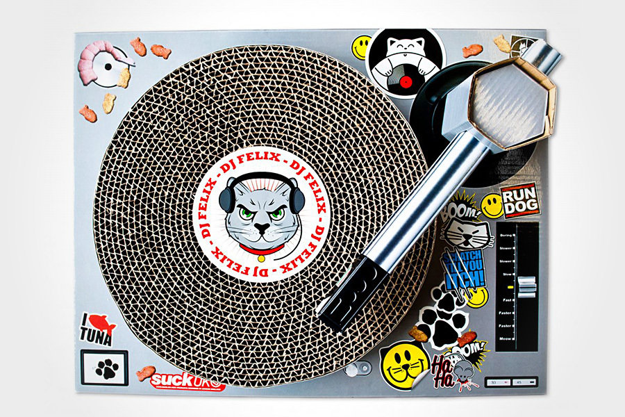 SUCK UK Cat Playhouse Scratch Mat 900x600px