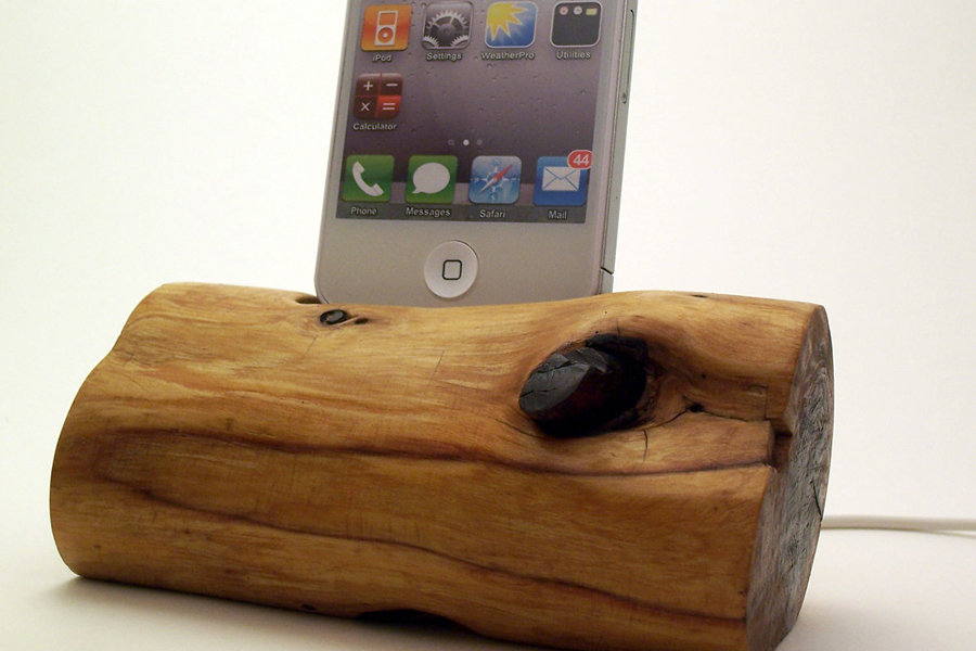 iphone Dock Red Wood 900x600px