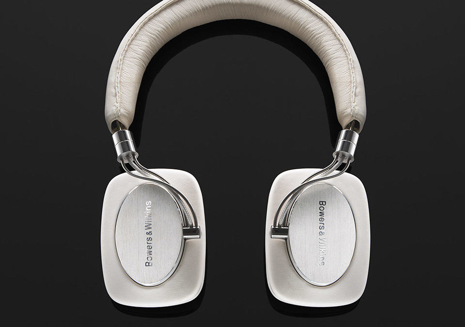 Bowers & Wilkins P5 in Ivory