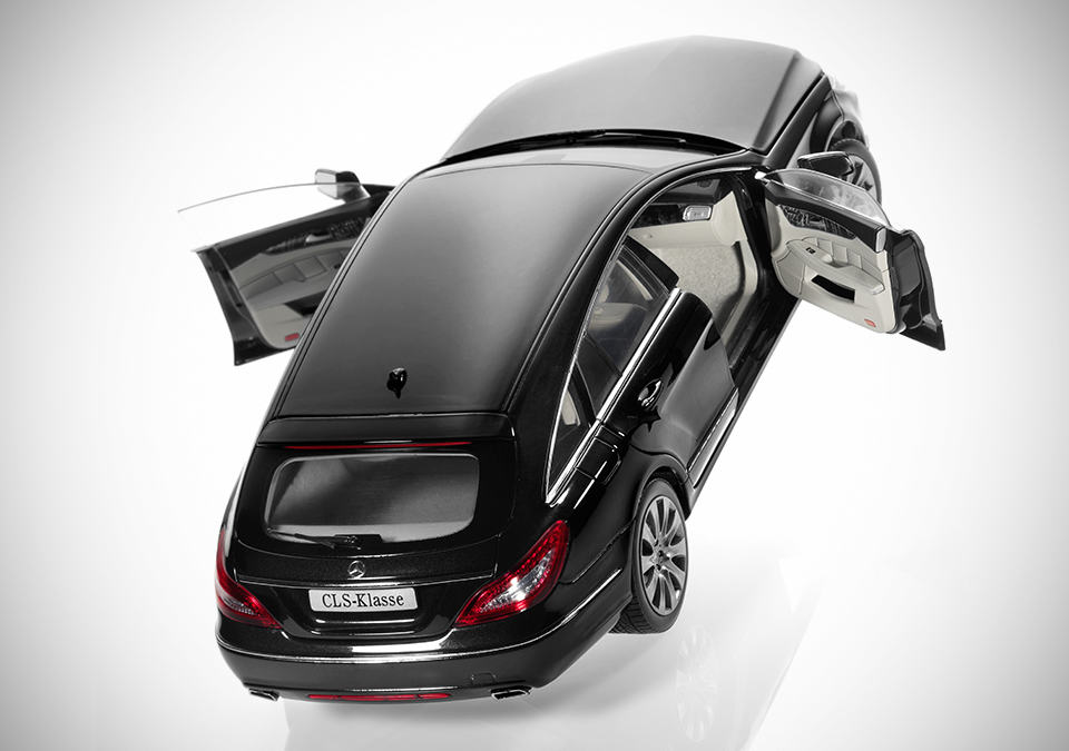 Mercedes-Benz CLS Shooting Brake 1:18 Scale in Obsidian Black