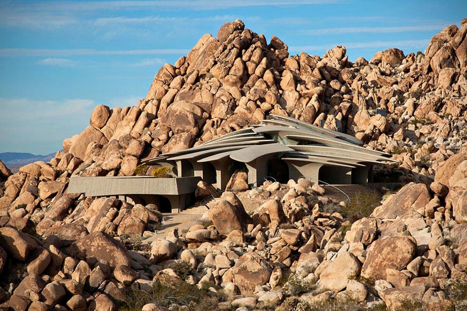 Organic Modern Estate: Sci-Fi-Style Desert Home