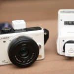 FlashQ Is A Wireless Flash Trigger That Won’t Look Awkward On Small Cameras