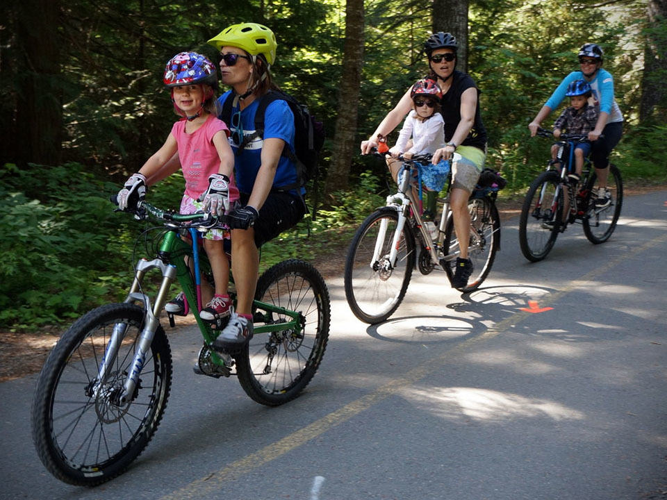 The children are riding bikes. Катание на велосипеде. Велосипед для катания с ребенком. Дети с велосипедом. Езда на велосипеде дети.