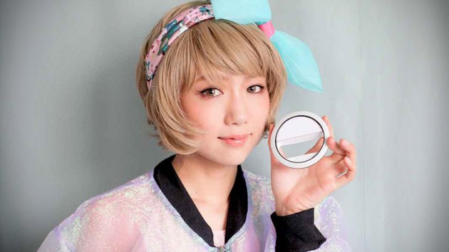 Kira Ring Light for Smartphone by Julie Watai