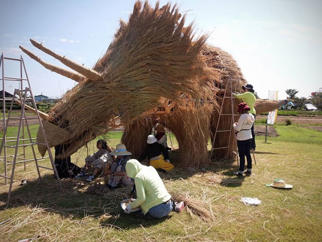 Rice Straws Dinosaur Sculptures by Amy Goda